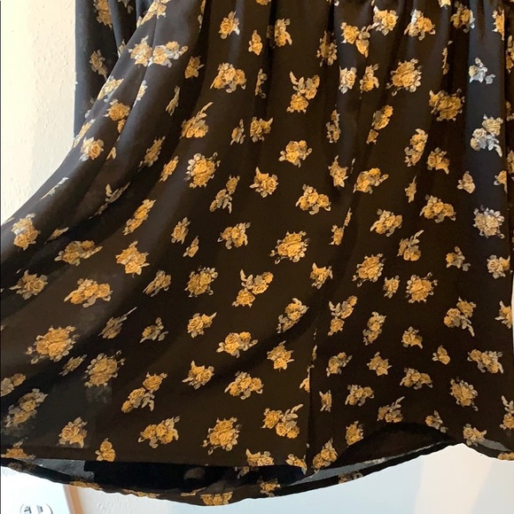 LUXE Floral Romper - Picture 3 of 8